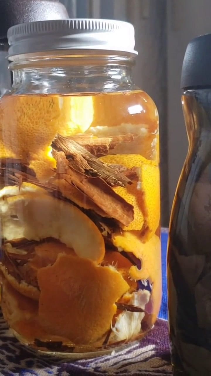 ¿Cómo preparar la mezcla de canela y cáscaras de naranja?
