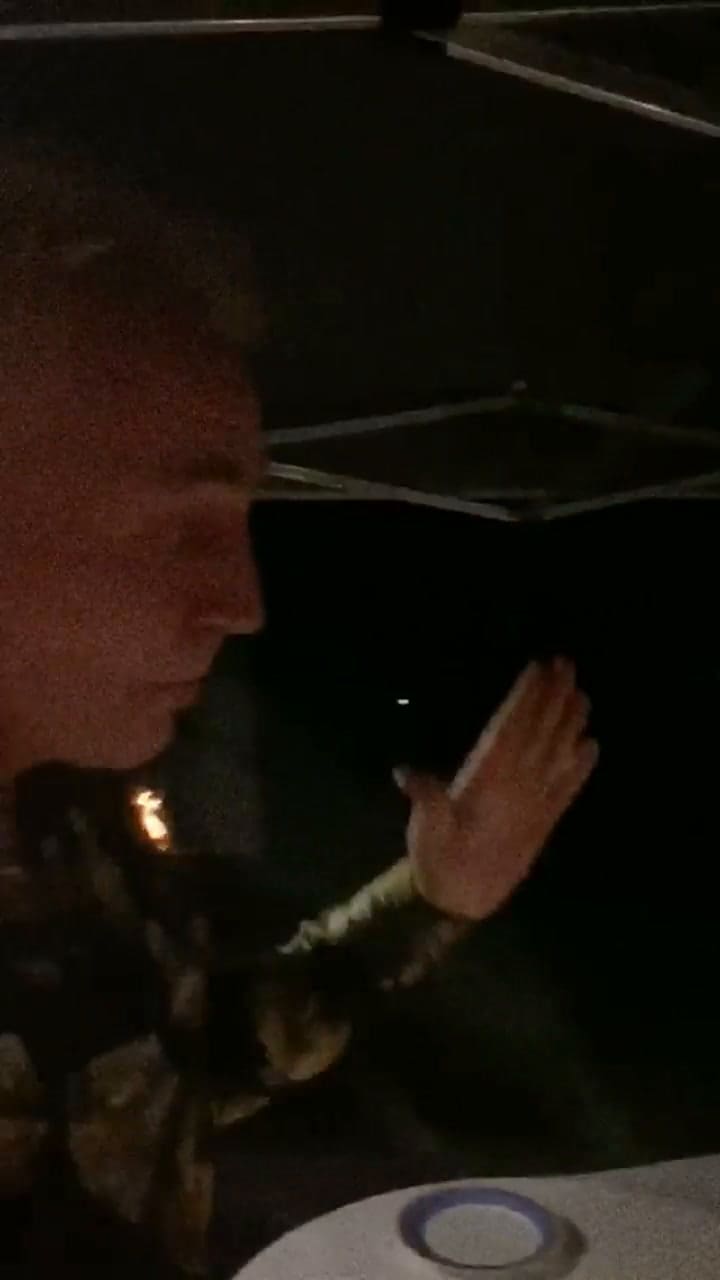 Marley y Flor Peña bajo un gazebo que impedía ver las estrellas y la humareda de la parrilla