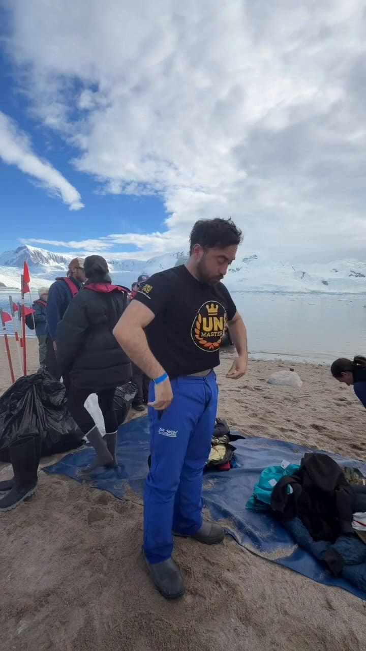 Nicolás Pasquali junto a parte de los pasajeros que se animaron a meterse al agua congelada