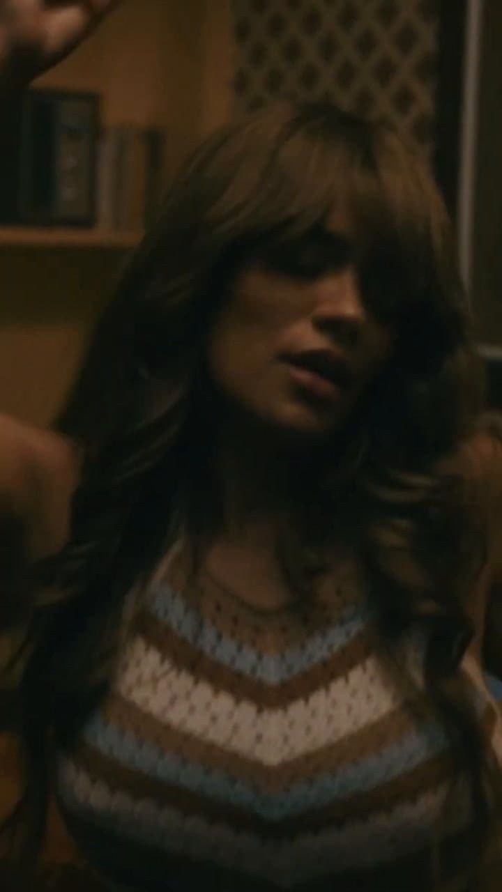 Karol G siendo Carla en la serie de Netflix Griselda