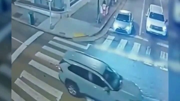 Estados Unidos: una mujer tropezó mientras andaba en monopatín eléctrico, cayó al suelo y fue atropellada por un auto