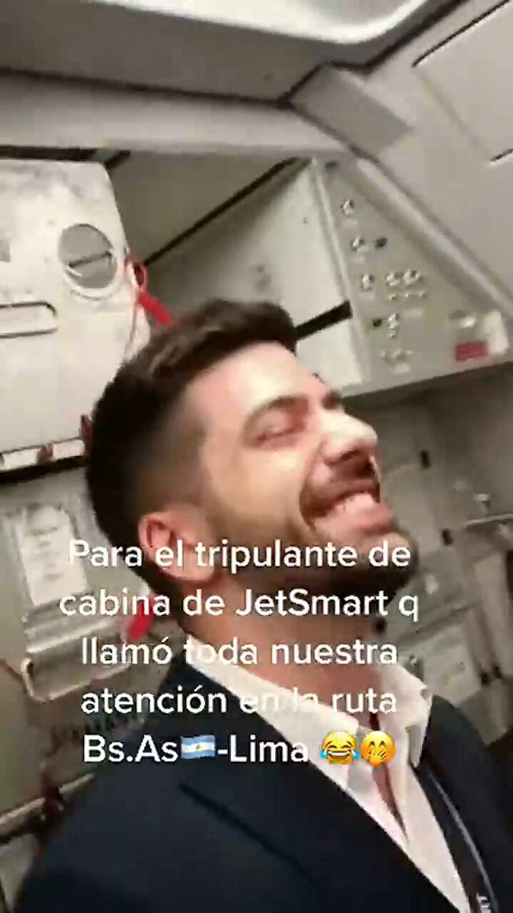 Se enamoraron del azafato y al bajarse del avión le declararon su amor de una divertida forma