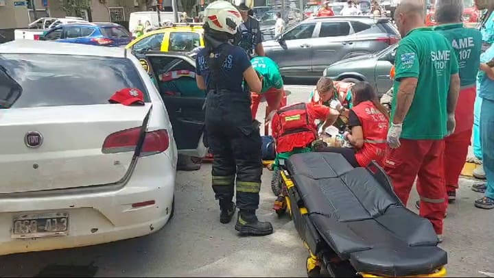 Juan B. Justo entre Padilla y Camargo. Choque colectivo linea 166 y camioneta 2