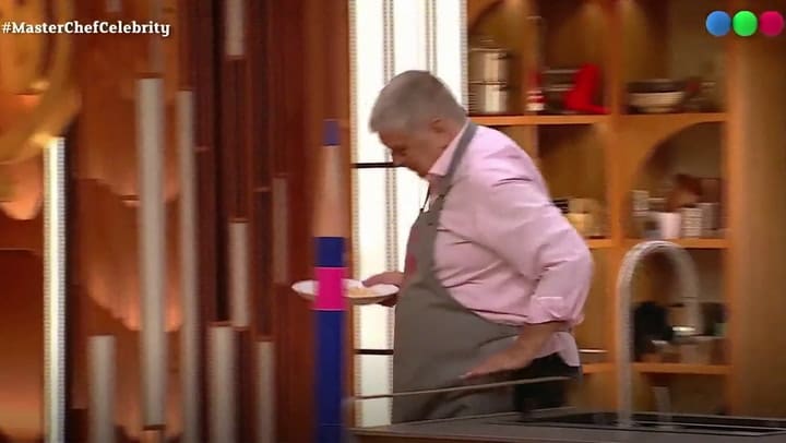 Luis Ventura presenta su plato a los chefs