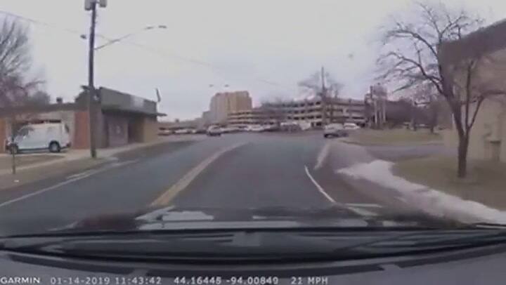 Un bebé cayó de un auto en Minnesota - Fuente: YouTube