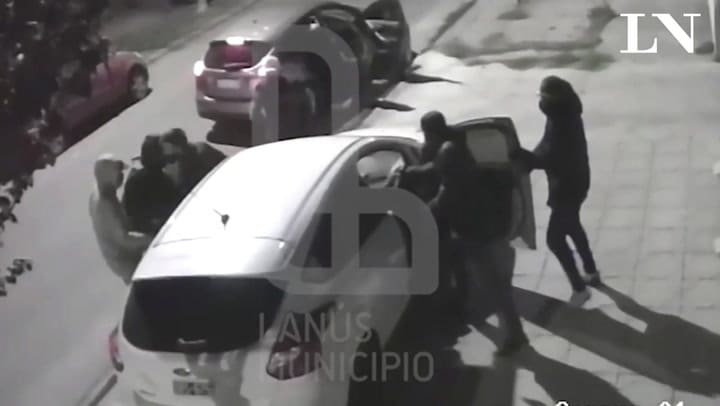 Así roban con una ametralladora en bares de Lanús - Fuente: Policía Local
