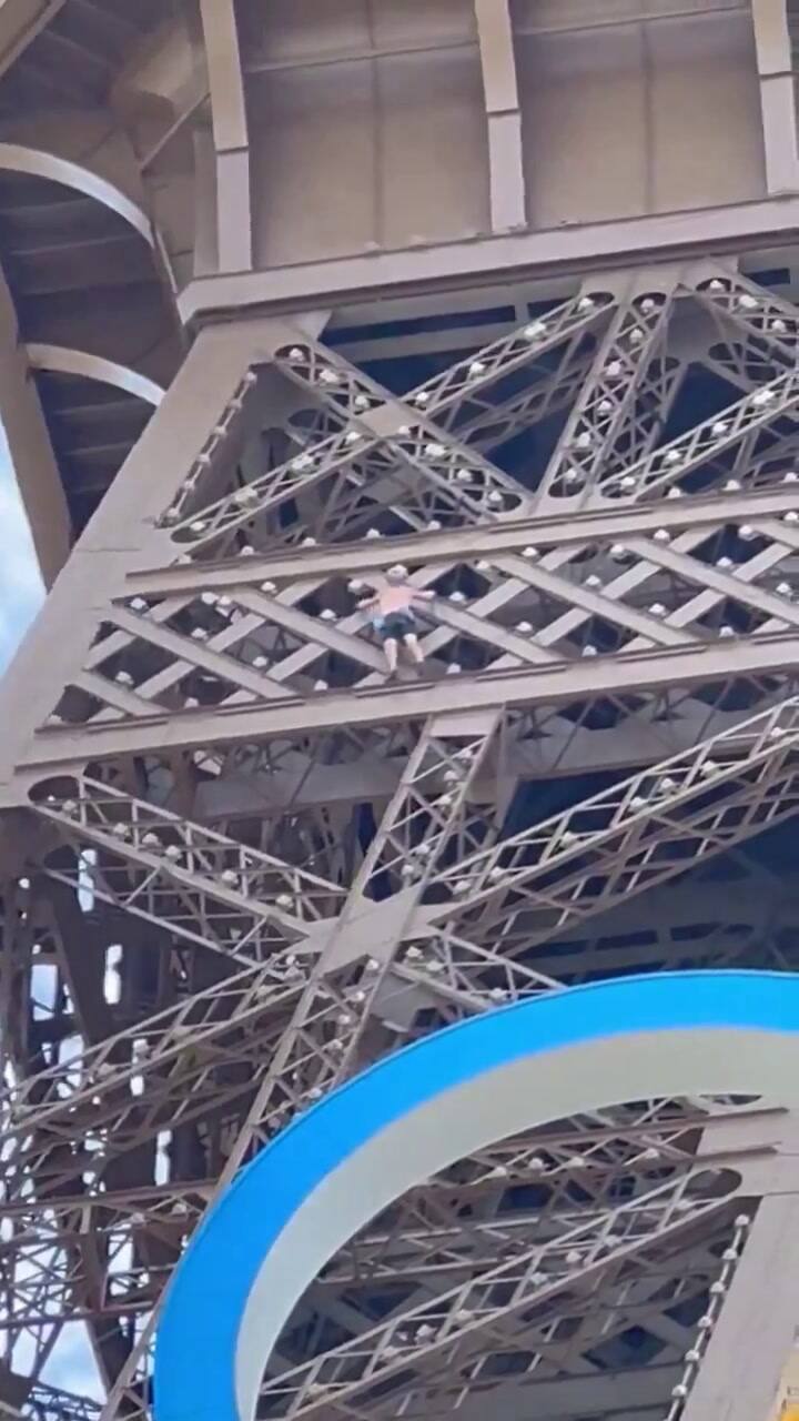 La torre Eiffel fue evacuada