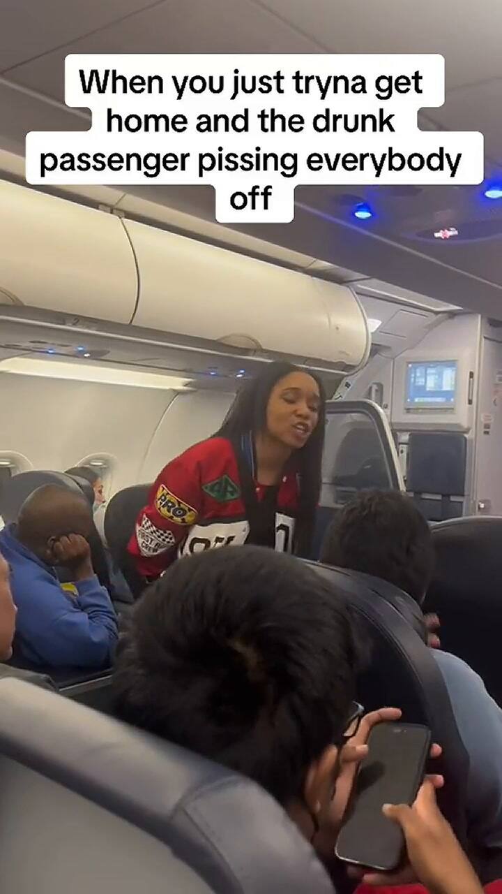 Una mujer causó disturbios en el avión y la policía la bajó