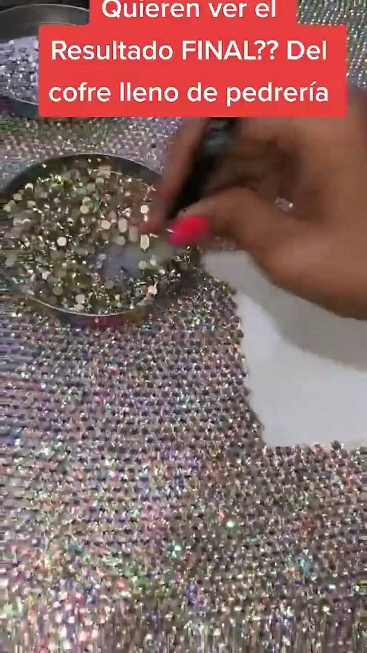 Con más de 100.000 piedras brillantes y 170 horas de trabajo, una mujer cubrió el cofre de su auto