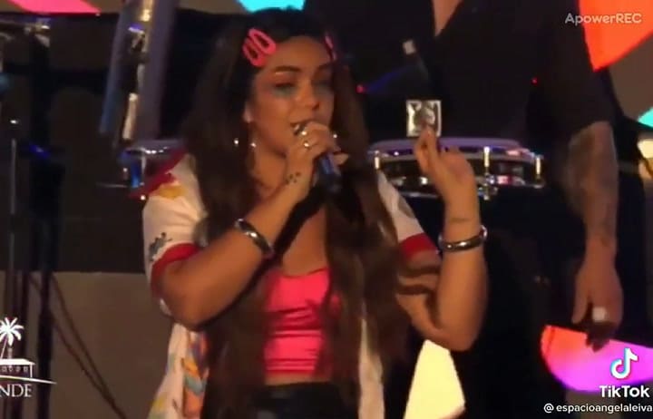 Angela Leiva se enojó en pleno show