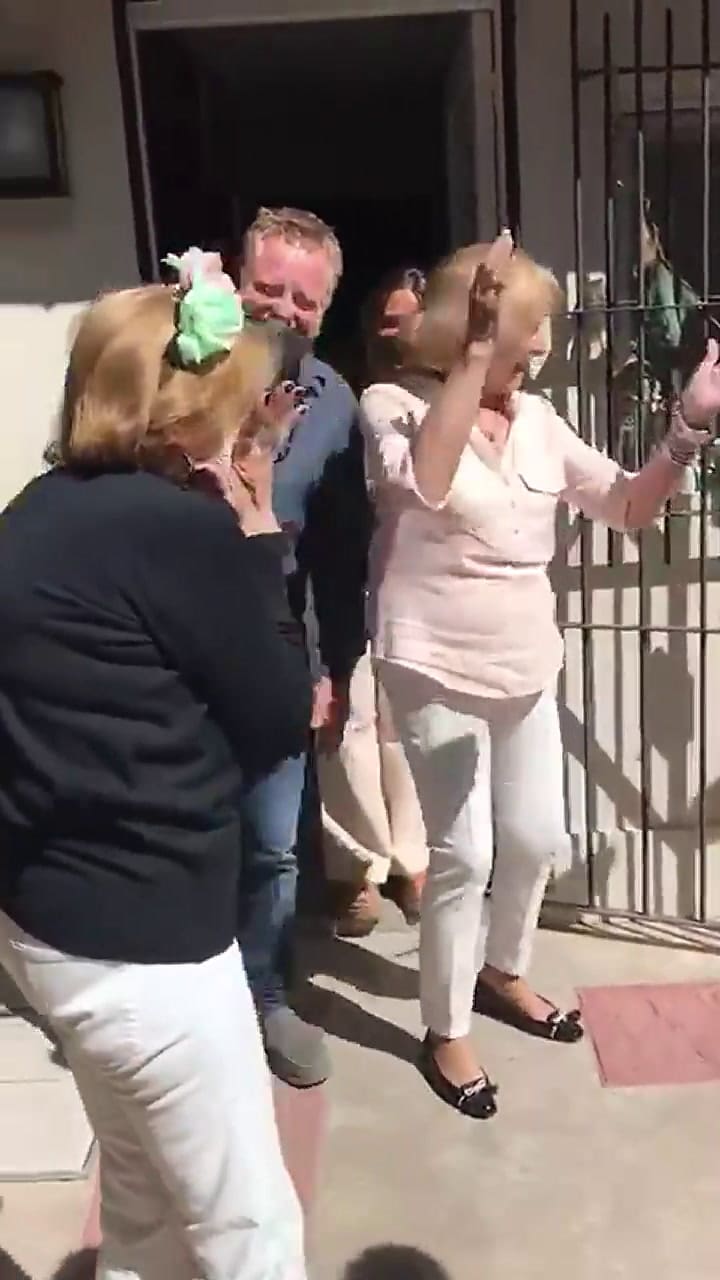 Cumplió 80 y sus amigas viajaron 800 kilómetros para poder saludarla - Fuente: Twitter