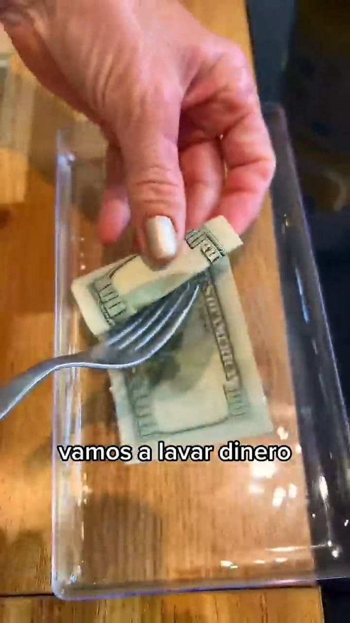 Explicó en TikTok la manera de 'rejuvenecer' dólares y se volvió viral.- Fuente: TikTok