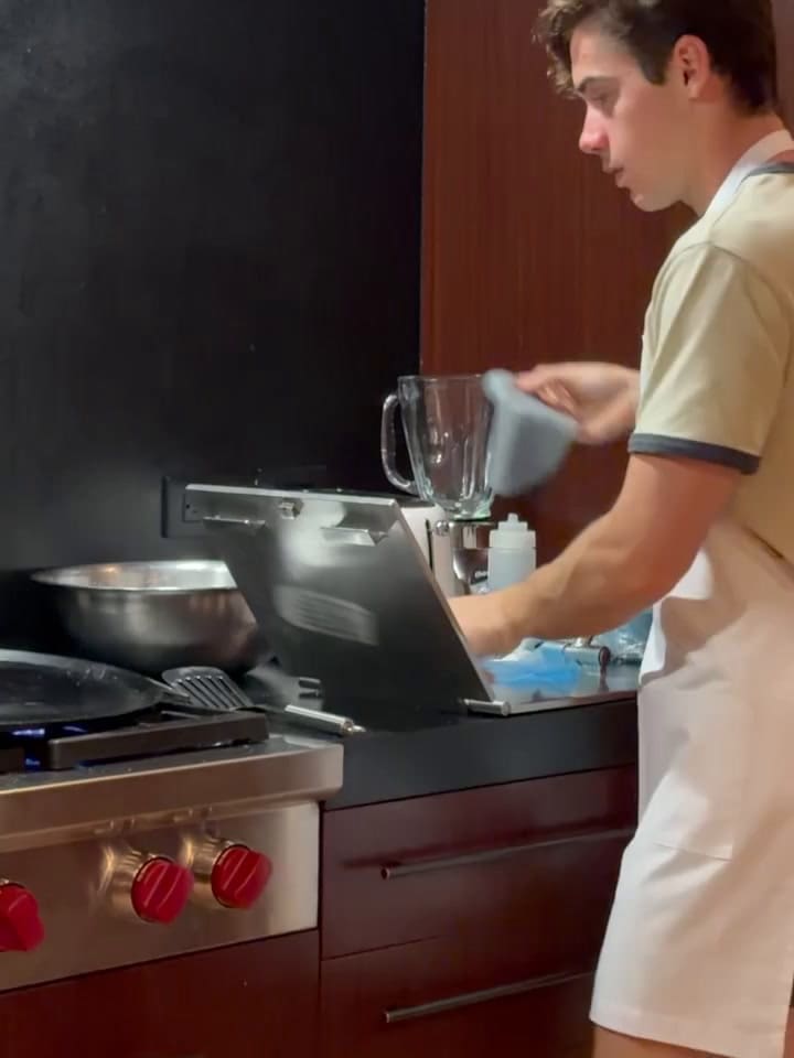 Franco preparando tacos en México