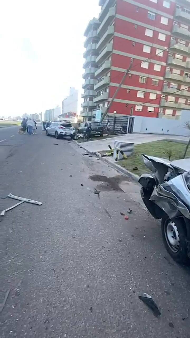 Mar del Plata: un camión chocó tres autos, los destruyó y se dio a la fuga 1