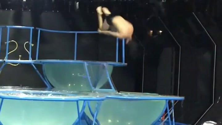 Gabo Usandivaras se golpeó y quedó inconsciente en el aquadance - Fuente: Instagram