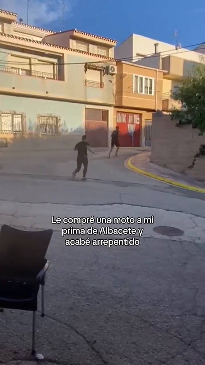 Le regaló una moto a su prima y todo terminó en la manera menos pensada