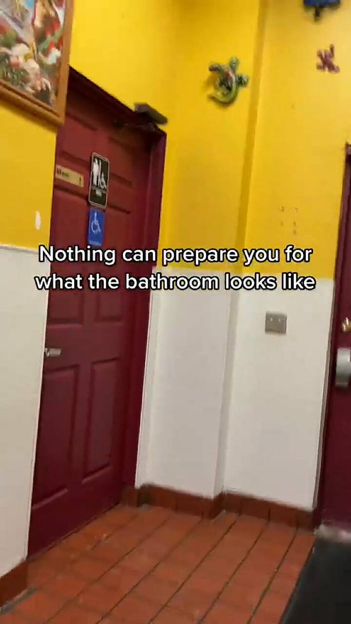 El baño de un restaurante mexicano sorprende por su decoración