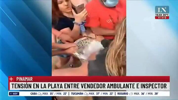 Turistas evitaron que la Policía le saque los churros a un vendedor