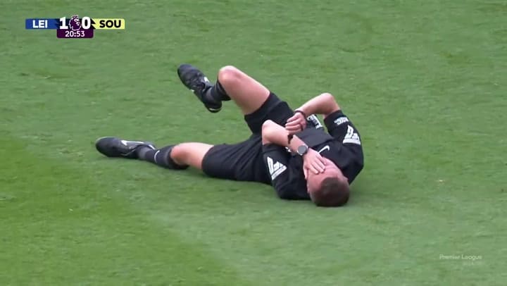 Jamie Vardy, delantero del Leicester, socorrió al árbitro en pleno partido