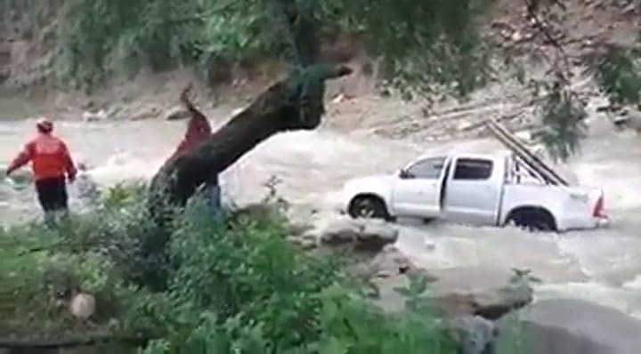 Chilecito: un hombre debió ser rescatado tras ser arrastrado por el río
