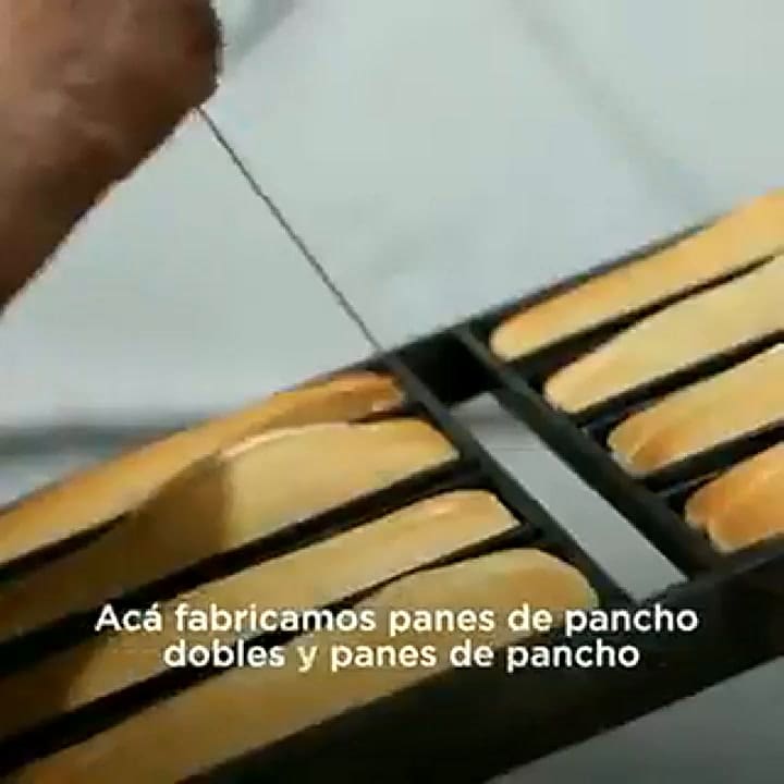 Inventó el pancho doble y el pan con canaleta, patentó la idea y ahora es furor en las redes sociale