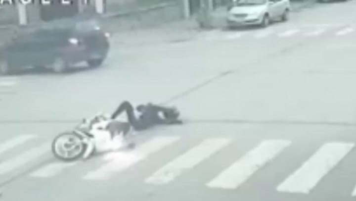 Necochea: un caballo atropelló a un motociclista