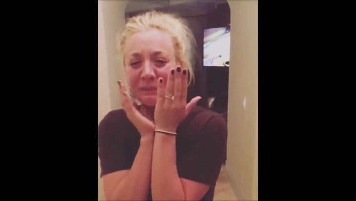 Así, entre lágrimas, Kaley Cuoco se comprometía con Karl Cook - Fuente: Instagram