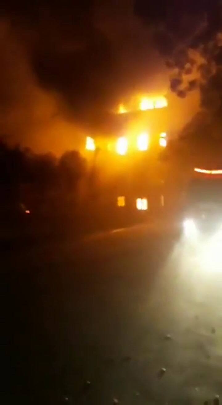 Los bomberos trabajan en el fuerte incendio en el Museo Nacional de Río. Fuente: Twitter