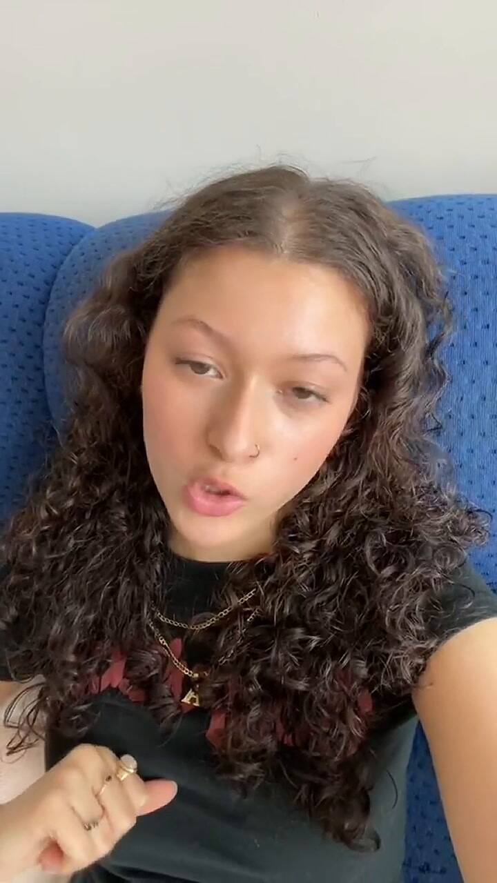 La tiktoker dio una actualización sobre lo qué pasó con el sofá