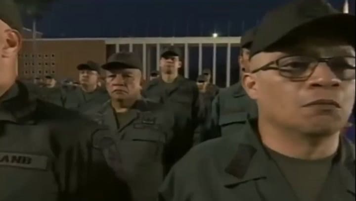 Maduro dice a militares venezolanos que 'ha llegado la hora de combatir' - Fuente: AFP