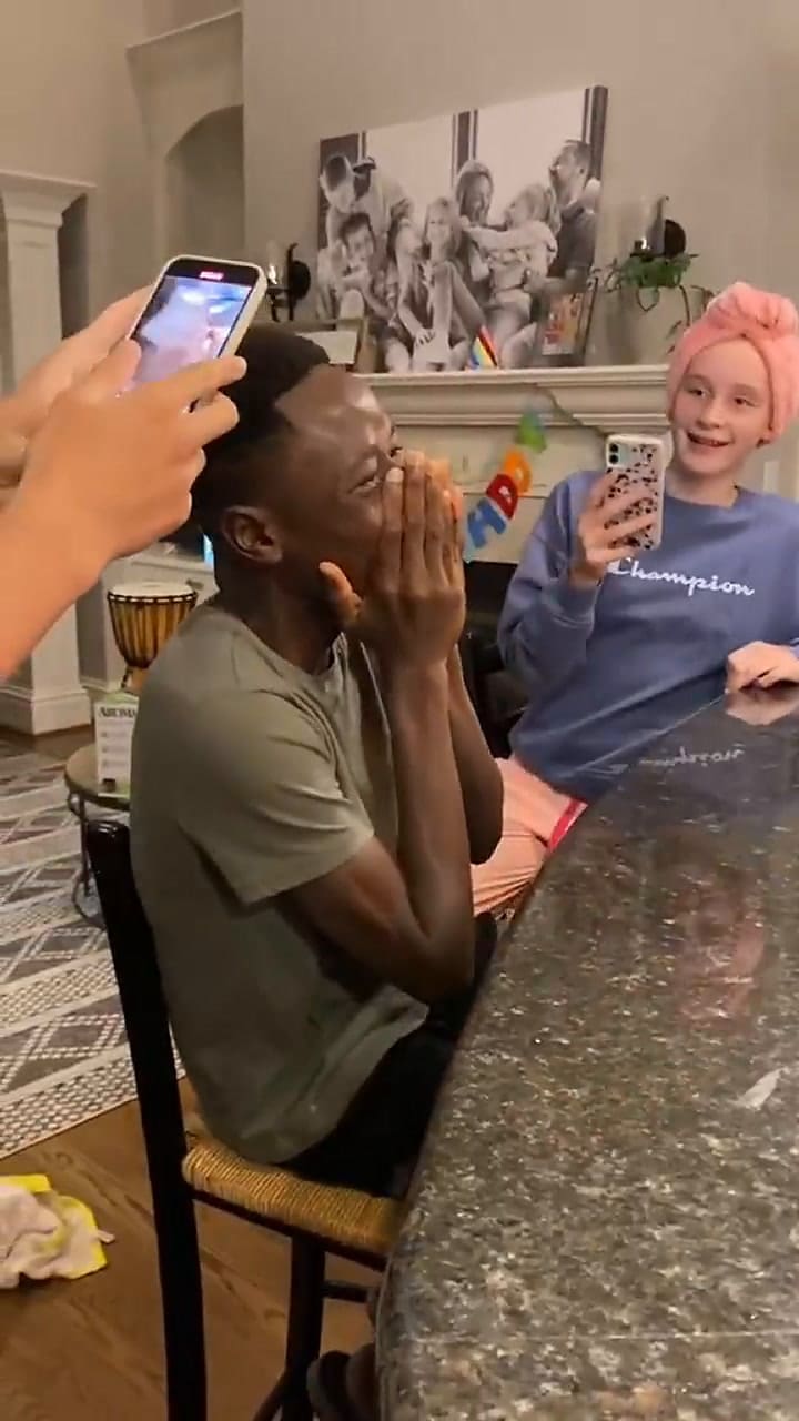 Así es como se emocionó un joven al celebrar su primer cumpleaños con una familia