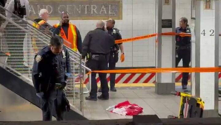 Un hombre apuñaló a tres personas en el subte de Nueva York y fue asesinado por un policía