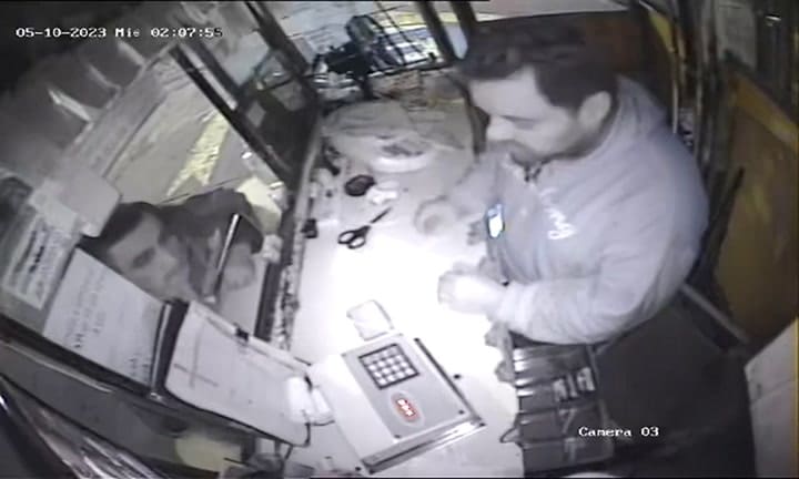 Se acercaron a pedirle agua y lo robaron a punta de pistola a la vuelta del Congreso