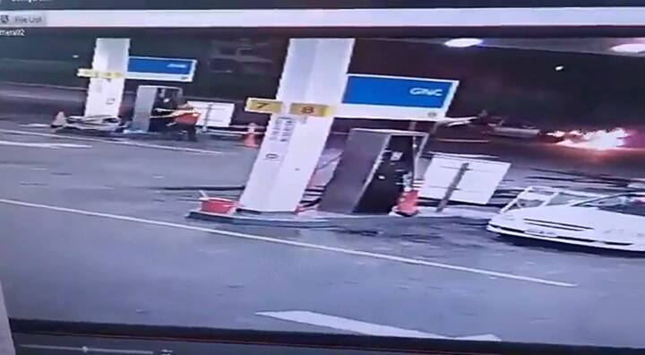 Auto explota frente a dos estaciones de servicio y evitan una tragedia