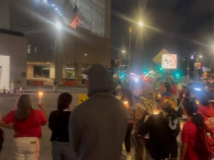 Vigilia frente a un centro de detención en Los Angeles tras el arresto de un profesor
