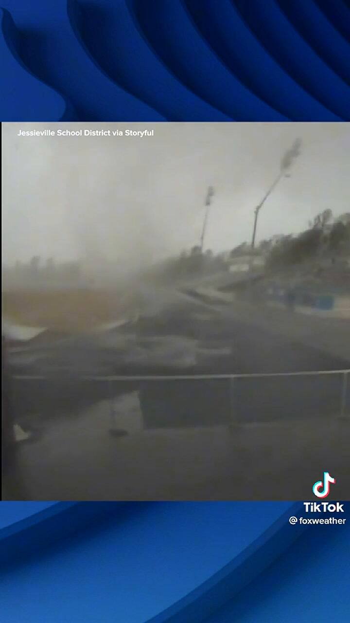 Así se vio un tornado en un campo de futbol de Arkansas