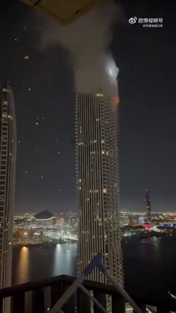 Humo sale de un rascacielos de Dubai
