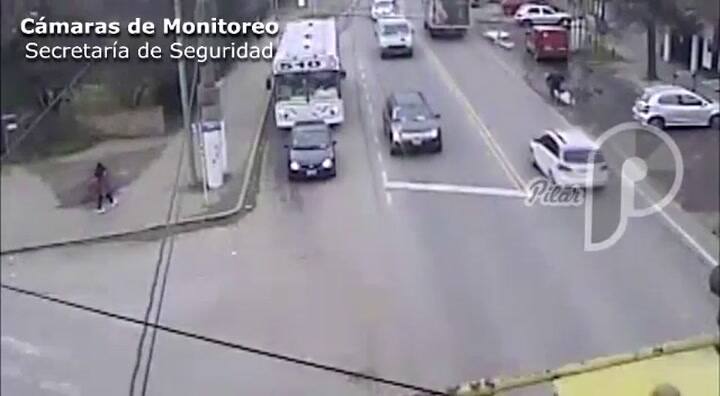 Las cámaras de monitoreo muestran a Melany caminando por la calle - Fuente: Secretaría de Seguridad