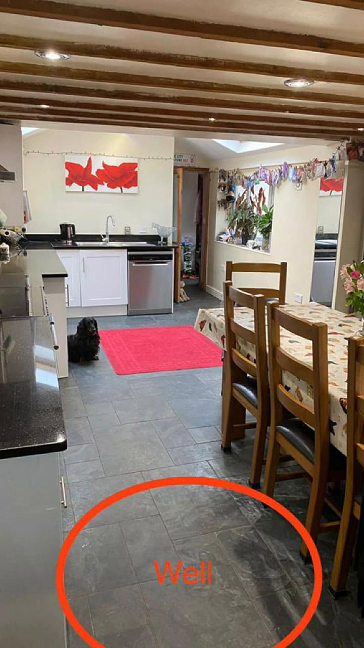 Un plomero se encontró con un pozo de agua antiguo en la cocina de su casa