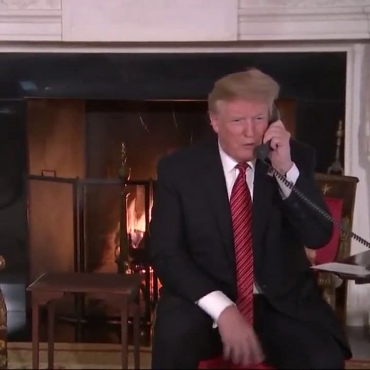 Trump le pregunta a un nene si sigue creyendo en Papa Noel - Fuente: Twitter