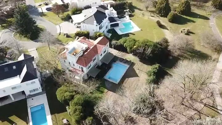 Desde un drone, la casa de Lázaro Baez en pilar