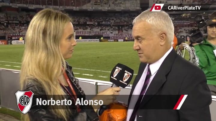 Homenaje por los 30 años del gol del Beto Alonso con la pelota naranja.