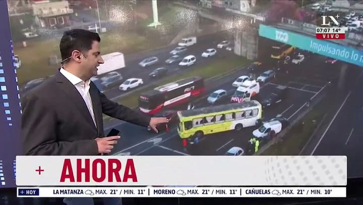 Caos en la Panamericana: una personas quedó atrapada dentro un auto luego de chocar con un colectivo