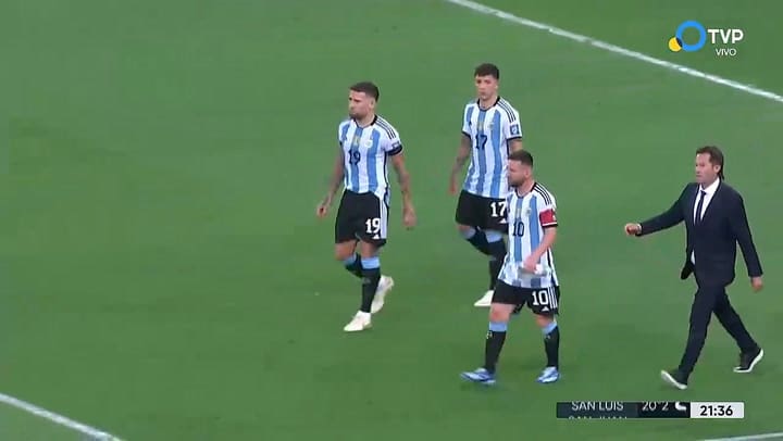 La policia agrede a los hinchas argentinos