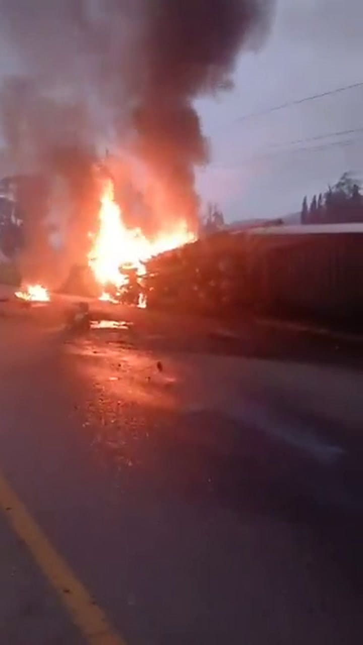 Algunos de los autos que estaban en el peaje quedaron calcinados