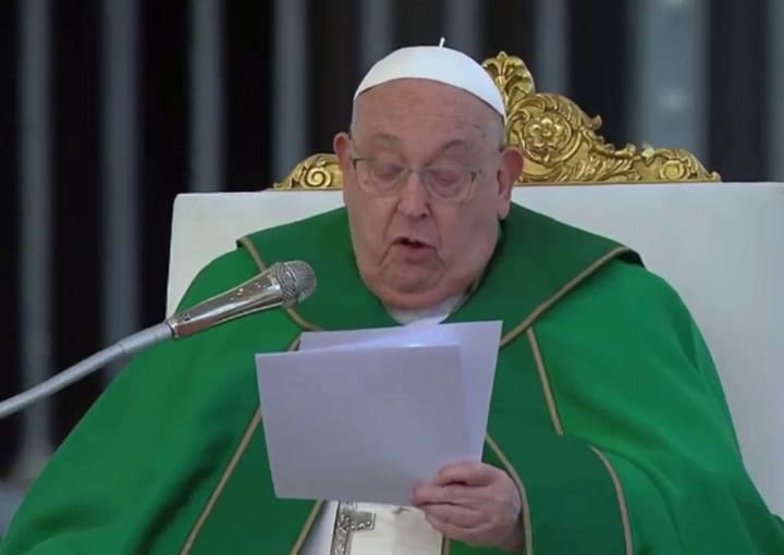 El papa Francisco interrumpió una homilía “por dificultad en la respiración”