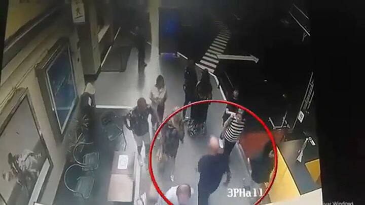 La pelea entre Gustavo Sofovich y Fabio Cuggini (Twitter @Intrusos)