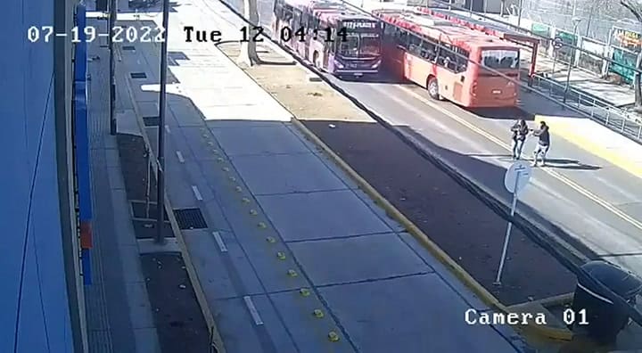 Así fueron chocados por un colectivo dos jóvenes en Mendoza