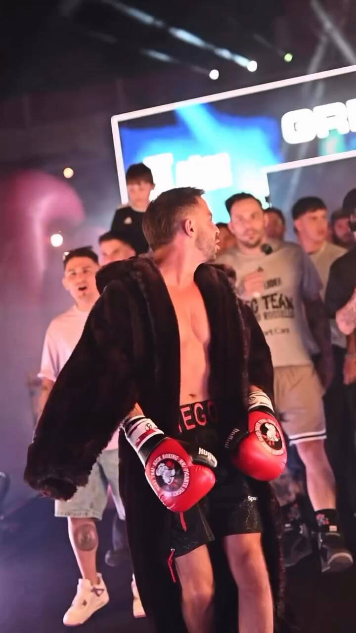 La entrada de Grego hacia el ring en Parense de Manos III