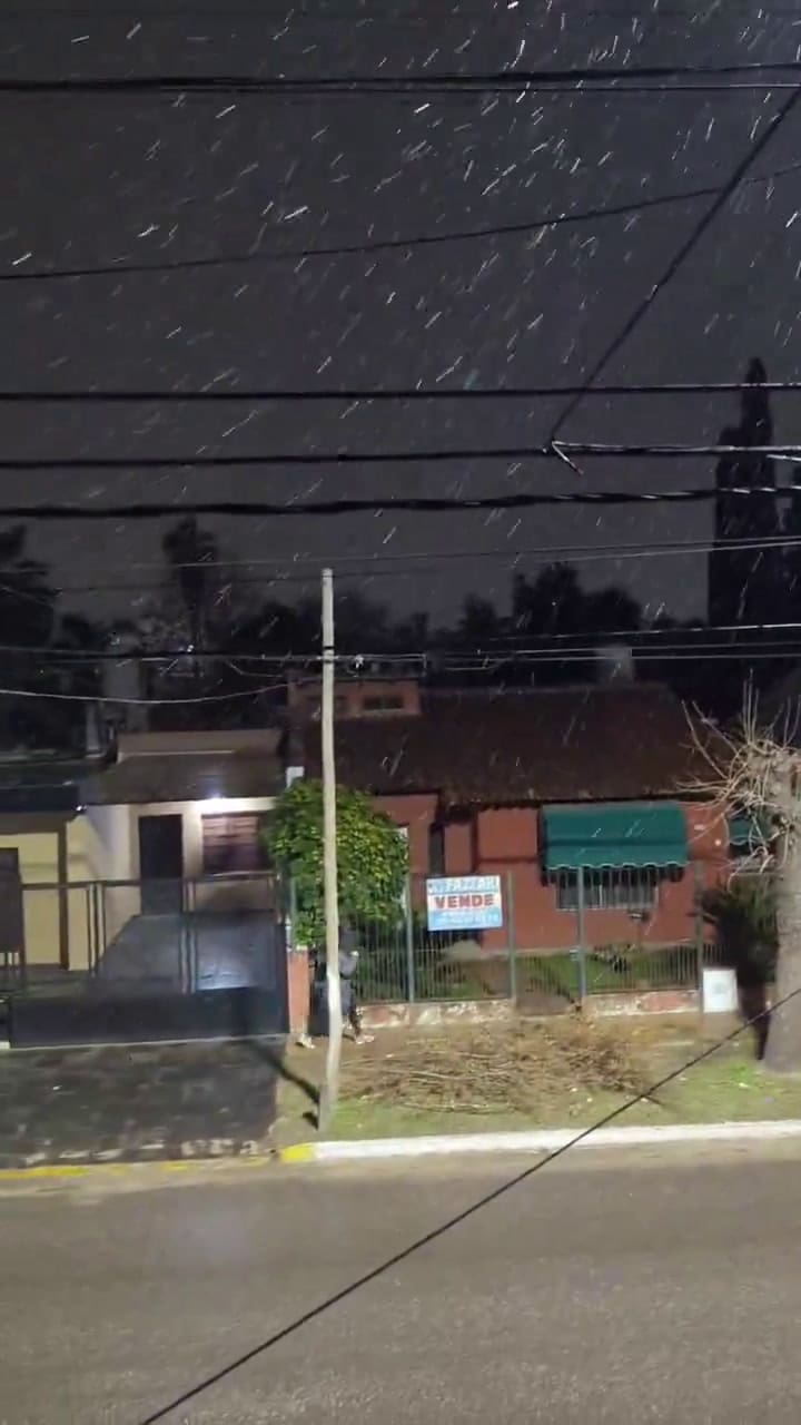 Nieve en Buenos Aires: vecinos registraron la caída de copos de diverso tamaño
